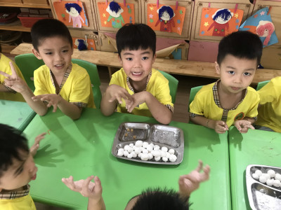 Các bé trường Mầm non Nguyễn Trãi với hoạt động trải nghiệm: Bé vui tết Hàn thực năm 2023