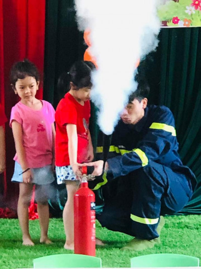 Các bé hào hứng với hoạt động trải nghiệm : Làm chú lính cứu hỏa