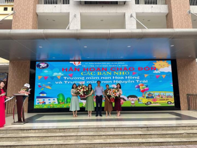 Các bạn lớp 5 - 6 tuổi trường Mầm non Nguyễn Trãi đi tham quan làm quen với trường Tiếu học