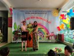 Đ/c Đặng Thị Ngọc Lan - Hiệu trưởng nhận hoa chúc mừng Ngày hội đến trường của Bé
